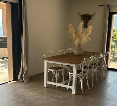 Hébergement de vacances De Superbe Vue Piscine Privee